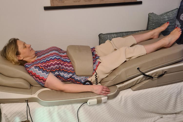Kvinna får massage på en andullationsbädd