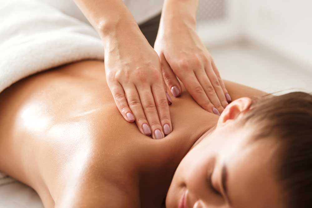 En kvinna får massage